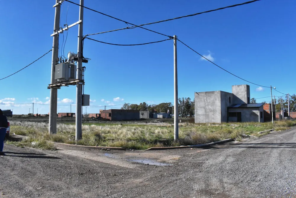 UN LOTE UNA VIVIENDA ELECTRICIDAD